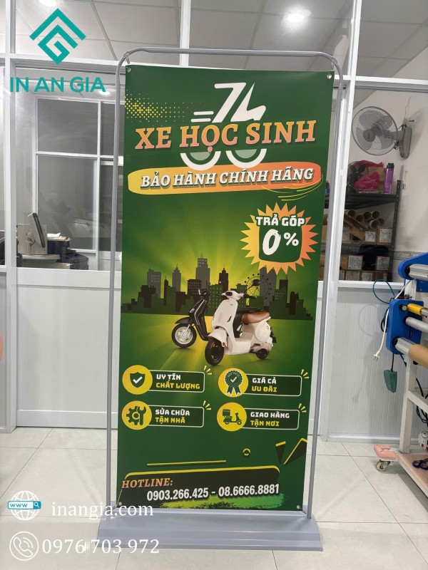 Standee quảng cáo xe máy điện cho học sinh trả góp 0 phần trăm, bảo hành chính hãng, màu trắng kem trên nền xanh